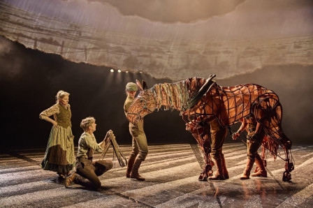 Review: WAR HORSE at National Theatre