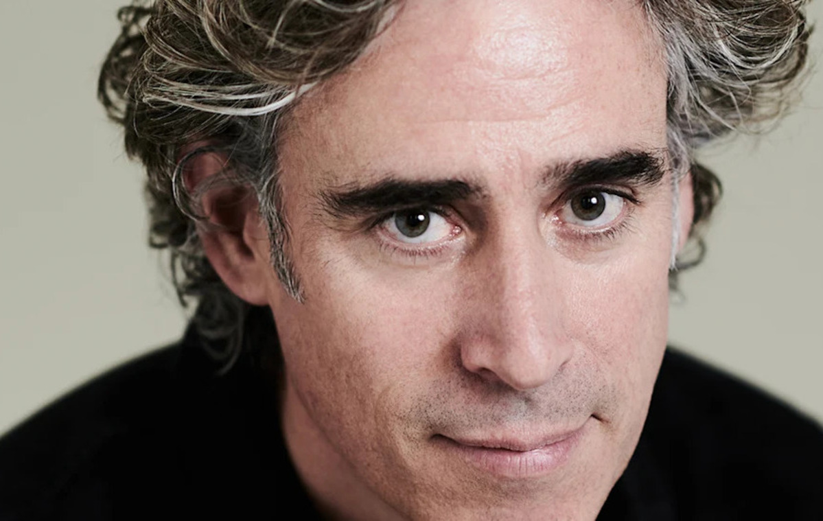 Headshot of Stephen Mangan