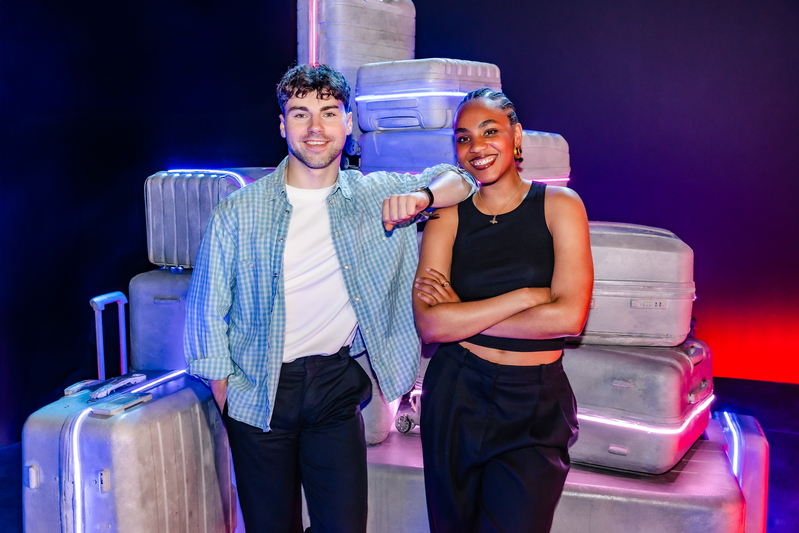 two strangers carry a cake across new york understudies