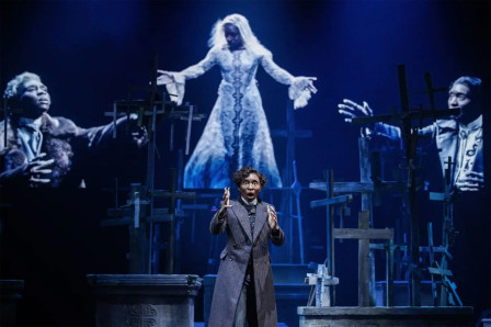 Review: DRACULA at Noël Coward Theatre