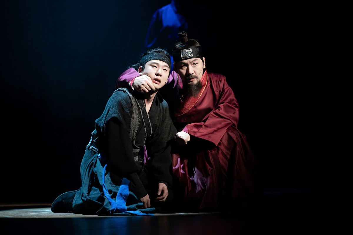 A scene where Hongguk threatens the main character Dan-i during the song &quot;Fate" - credits to PL Entertainment