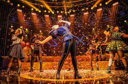 Review: SIX at the Vaudeville Theatre